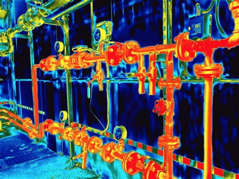 Termovizinis technologinių vamzdynų vaizdas su temperatūros skale