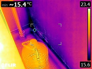 Tas pats virtuvės kampas termovizoriumi – šaltas kampas 15,4 °C