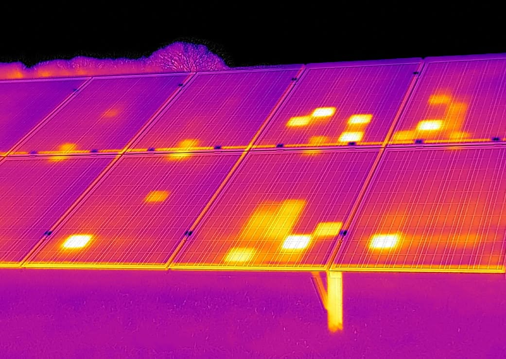 Saulės elektrinės termovizinis vaizdas